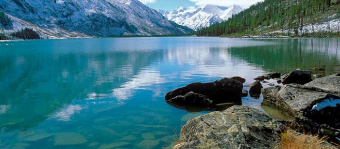 Вид на заснеженные камчатские горы с кристально чистого озера